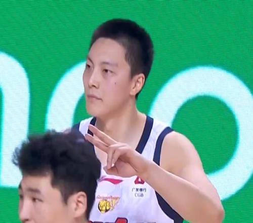 綠軍球場波,津滿意微笑,盡情享受其,JiangNan,江南,江南体育入口,江南官网,江南体育APP下载