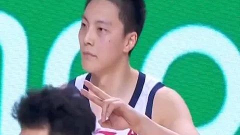 綠軍球場波津滿意微笑，盡情享受其中自信溢於言表。